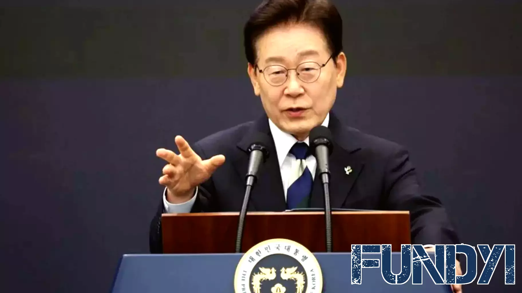 South Korea's Lee urges speed in launching mega chip projects