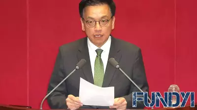 Finance Minister Choi Steps Down Ahead of Impeachment Proceedings